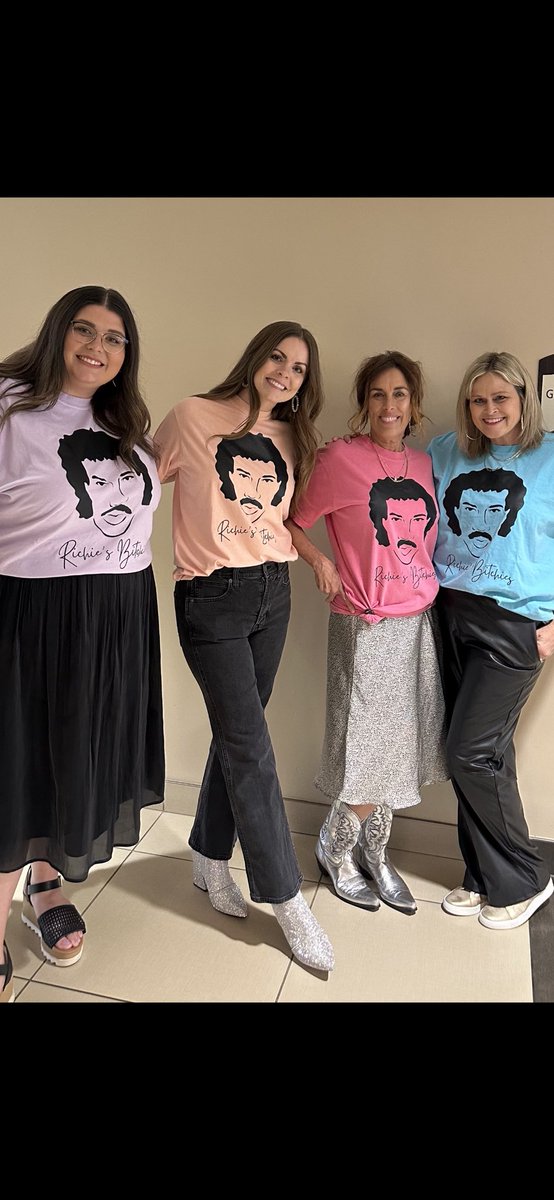Con726's tweet photo. Lionel Richie was the BEST! Loved hanging with RICHIE’S BITCHIES!❤️ We we’re Dancing on the Ceiling, celebrating All Night Long, and full of Endless Love! Thanks for a great show, @LionelRichie ! https://t.co/2YYKwF81aI