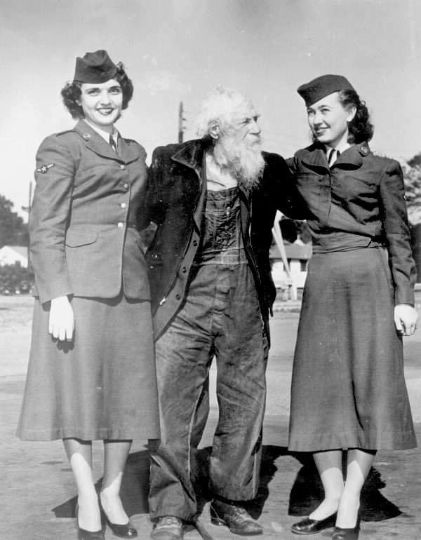 Florida's oldest Confederate veteran, Billy Lundy with Military women at Eglin Air Force Base, Jan 1955.
