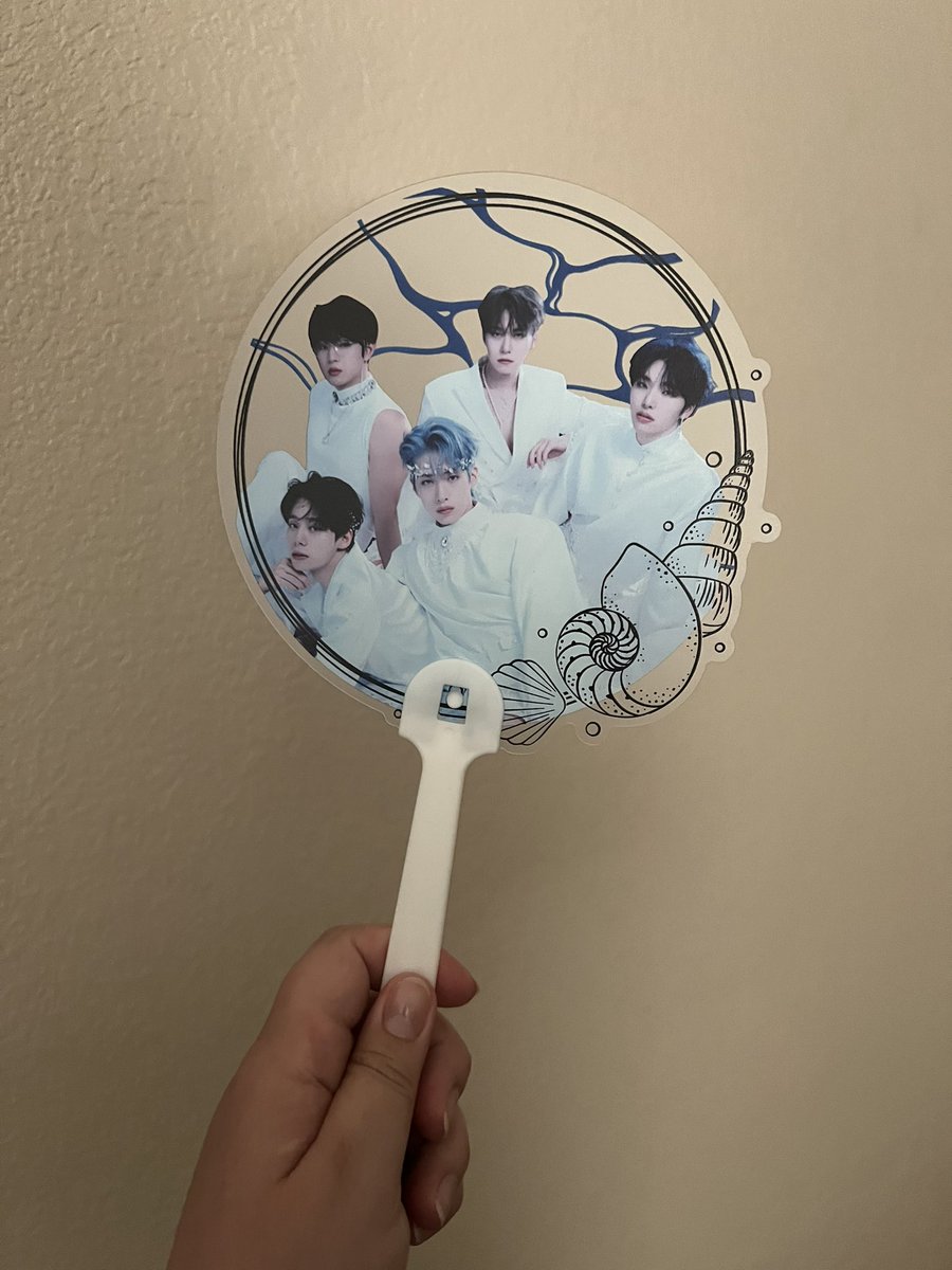 AZbannerproject's tweet photo. Hi everyone! I have some extra ONEUS transparent fans from the concert for sale! Please DM me if you are interested!

#ONEUS #ONEUSinPhoenix https://t.co/3dX5pGeu5F