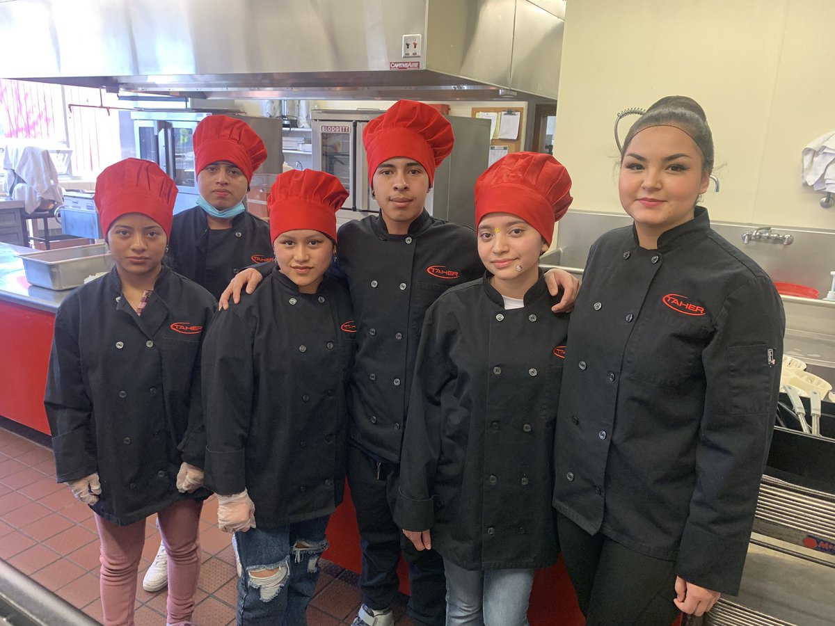 Easily my favorite #10thgradechefs meal so far. Tostadas de Tinga, awesome veggies and beans, fresh and frozen fruit, and Carlota de Limon for dessert! So fortunate to have bilingual @taherfood4life staff to help with our ESL students!  #healthed #StJamesMSHS proud!