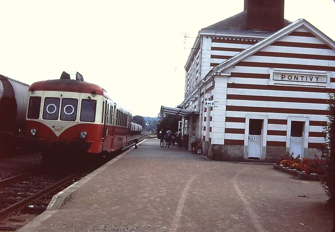 Voici une intéressante archive de Monsieur Christian PLESSIET qui, le 15 juillet 1982 effectua le voyage QUIBERON / SAINT-BRIEUC. via AURAY et PONTIVY.  Entre ces 2 dernières villes, la desserte était assurée par cars S.N.C.F.

(Photo de Mr Christian PLESSIET - 15 juillet 1982).