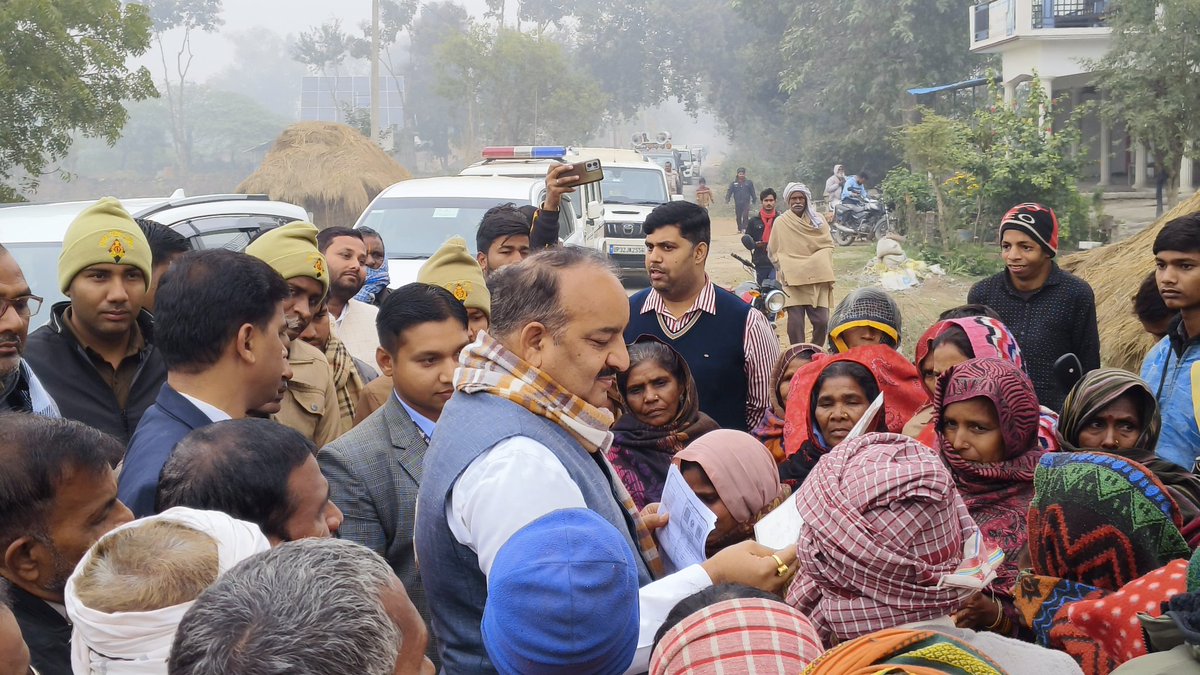 नजर लक्ष्य पर हैं,गिरते और संभलते रहेंगे,
हवाएं पूरा जोर लगा ले,फिर भी चिराग जलते रहेंगे।

#रायबरेली_मांगे_दिनेश
#LokSabhaElection2024 #BJP4IND
#panchvati #Harchandpur #Raebareli