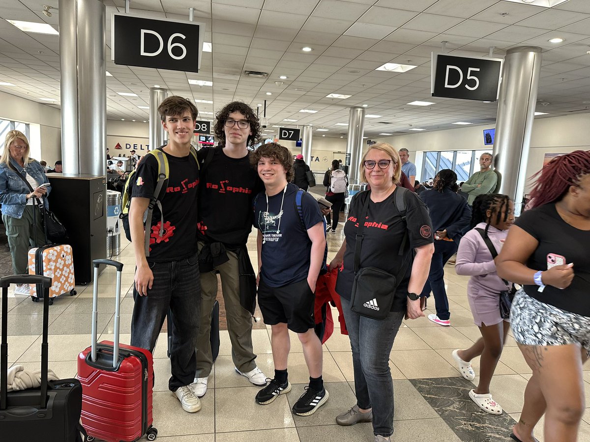 itgresarobotics's tweet image. @itgresarobotics ran into a @FIRSTweets team from Romania in the airport, RoSophia. #FTC21455 #omgrobots #PeopleofSTEAM.  Glad to support the Marist League in Atlanta, GA USA.