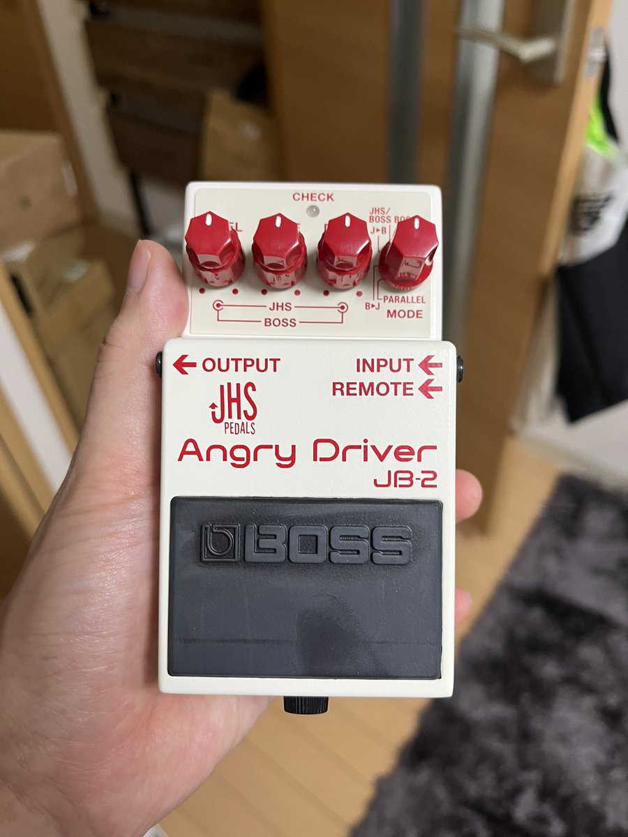 smashed_face66's tweet photo. 前から気になってたやつを買いました。
これとレスポールがあればスタジオに置いてるのがMarshallじゃなくRolandでもファットな真空管サウンドに‼︎
#エフェクター #BOSS #angrydriver https://t.co/ZbHkRACvsp