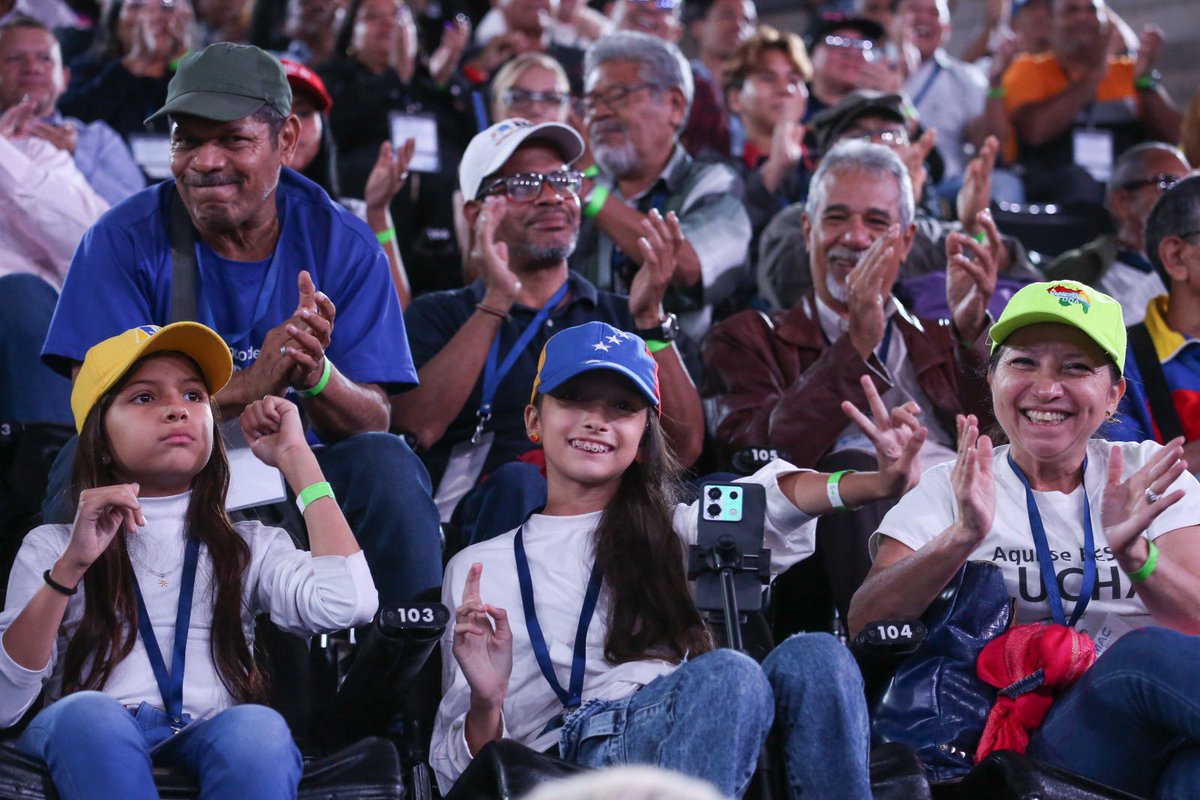 Son 370 promotores que acompañaremos al Poder Popular para participar en la Gran Consulta Nacional Popular, el próximo domingo 21 de abril, en los centros electorales ubicados en los 355 municipios y los 24 estados del país, tal como lo dijo nuestro Presidente <a href="/NicolasMaduro/">Nicolás Maduro</a>