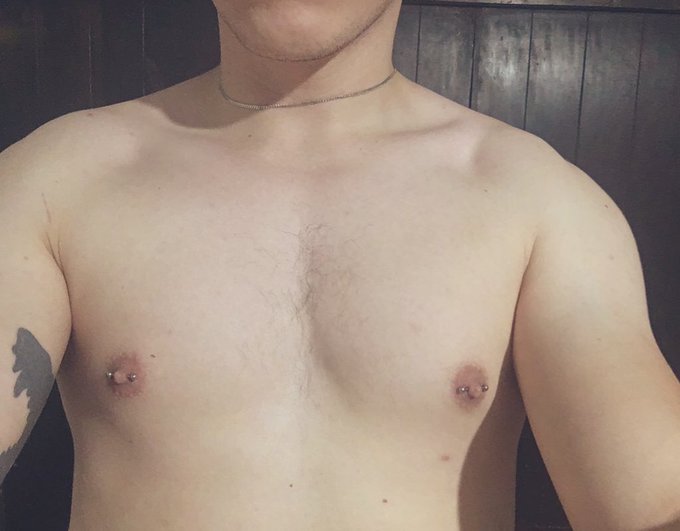 Ando con los pezones reci&eacute;n perforados. Est&aacute;n muy sensibles y cualquier rose me pone bien caliente 🔥