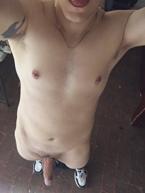 Ando con los pezones reci&eacute;n perforados. Est&aacute;n muy sensibles y cualquier rose me pone bien caliente 🔥