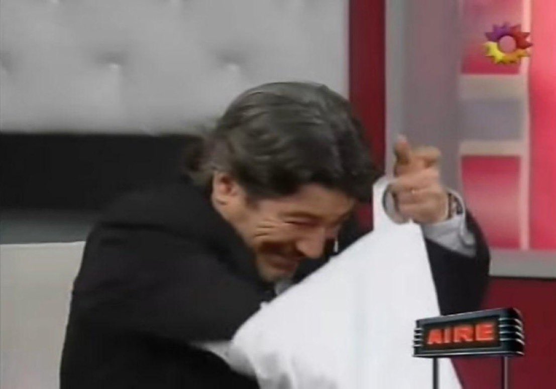 NachoRodriOk's tweet photo. La produccion de #GranHermano esta apelando a la pelea entre los coluministas, por la caida de #rating

#GH2024 vuelve a bajar a 15,4

Son este meme… https://t.co/752qNt0y7n