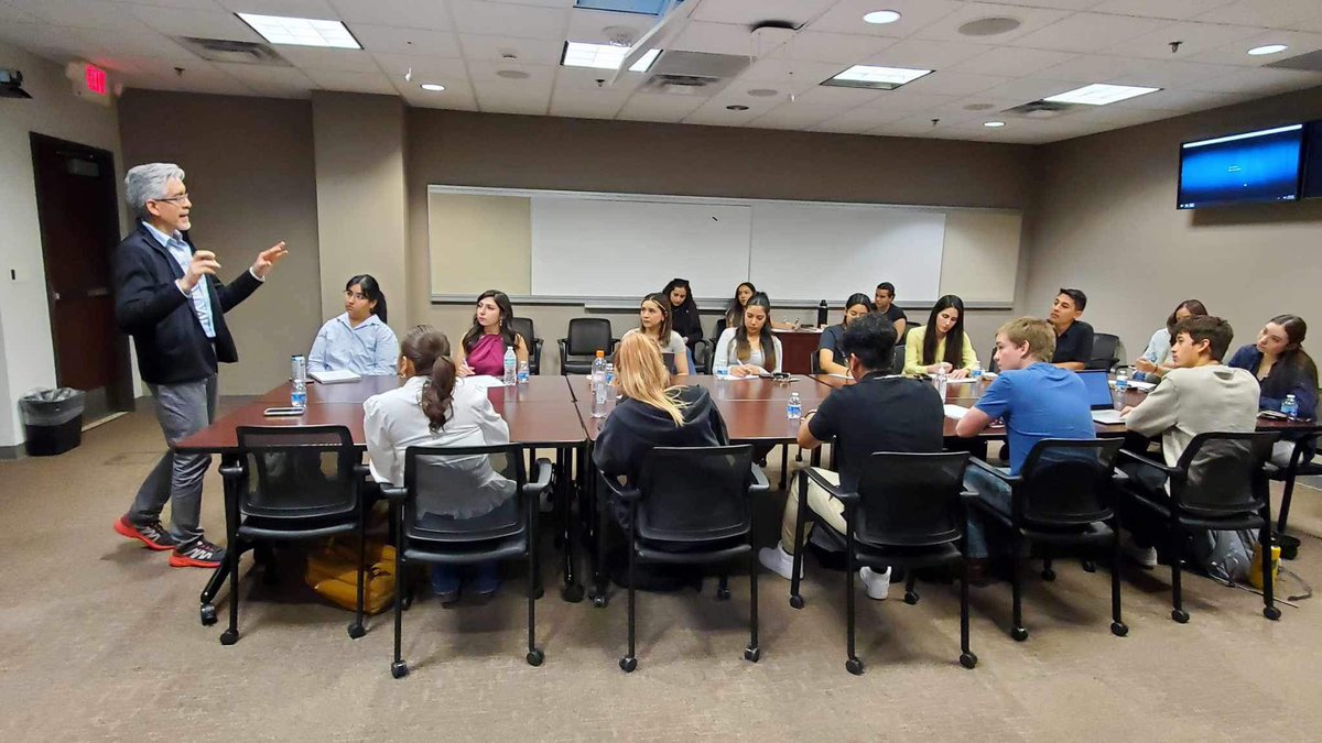 EpccB's tweet photo. Bridges Mentor Symposium 🧫 🧬 🦠 🧠 EPCC Students learned about the amazing biomedical research opportunities offered by the Bridges Program at UTEP. 🧪 🔬 https://t.co/GU7BVXTF8D