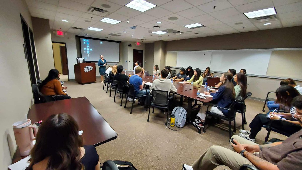 EpccB's tweet photo. Bridges Mentor Symposium 🧫 🧬 🦠 🧠 EPCC Students learned about the amazing biomedical research opportunities offered by the Bridges Program at UTEP. 🧪 🔬 https://t.co/GU7BVXTF8D