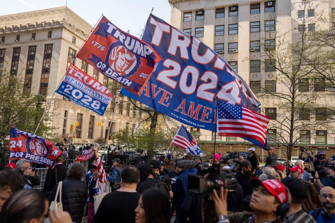 8 million republicans are within a short drive of the courthouse. This is all he could get after hoping for large crowds. Today thin crowd of pro-Trump supporters gathers outside hush money trial courthouse.