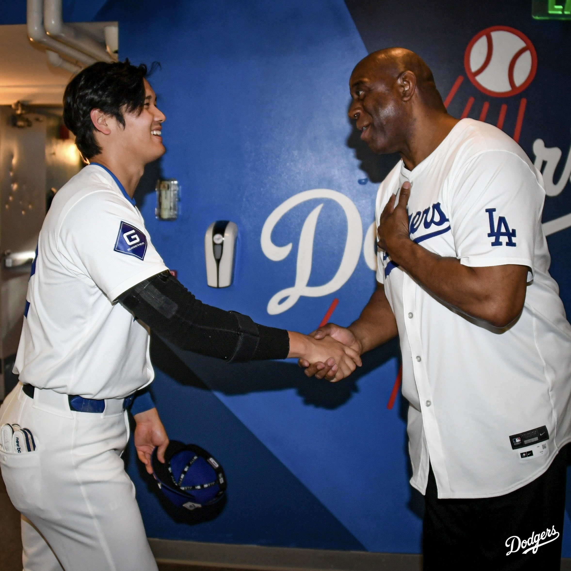 大谷翔平がNBAのレジェンド、マジック・ジョンソン氏と握手