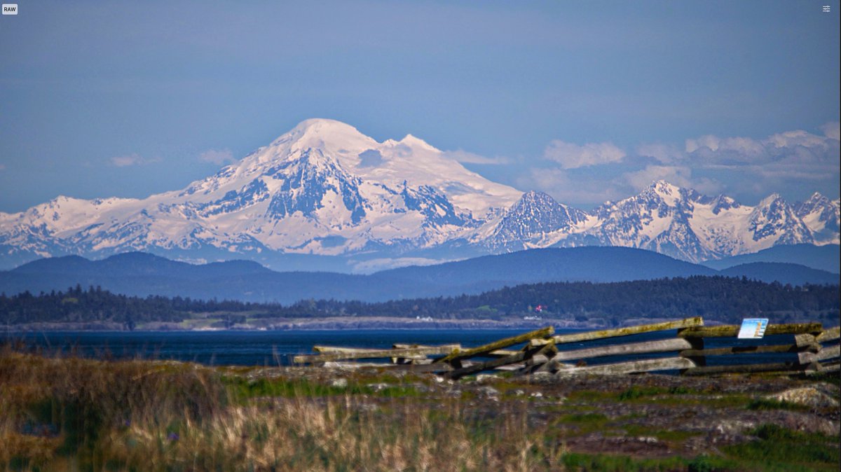 Was a stunning , very bright Spring wannabe day on Saturday on Vancouver Island's Cattle Pt in Oak Bay.
Both people and the two big  US Mountains were  'out' in a big way.
'Tahoma' = 130 NM /236K and 'Kulshan' =72 NM/130K

#MtRainier  #MtBaker #Nikon #Sigma #PixelmatorPro #Mac