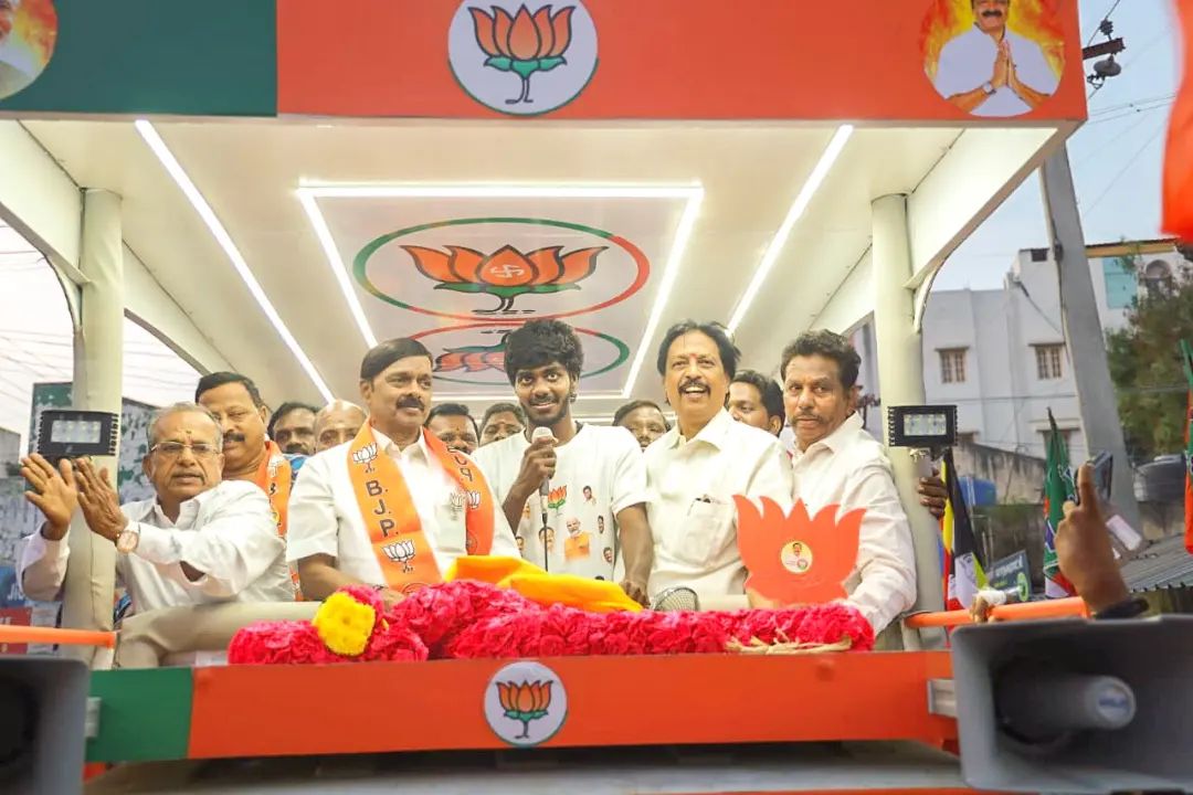 AcsArunkumar's tweet photo. திரு. A.C. சண்முகம் அவர்கள் வேலூர் சட்டமன்றத் தொகுதிக்குட்பட்ட விருபாட்சிபுரம் பகுதிகளில் பரப்புரை மேற்கொண்டு வாக்கு சேகரித்தார்.
ஆதரிப்பீர் A.C.சண்முகம்...
வாக்களிப்பீர் தாமரை சின்னத்திற்கு...
#Vote4ACS #Vellore #ACS #புதியநீதிக்கட்சி #BJP #AMMK #PMK #Vote4BJP #acshanmugam https://t.co/aMYqXQdmBh