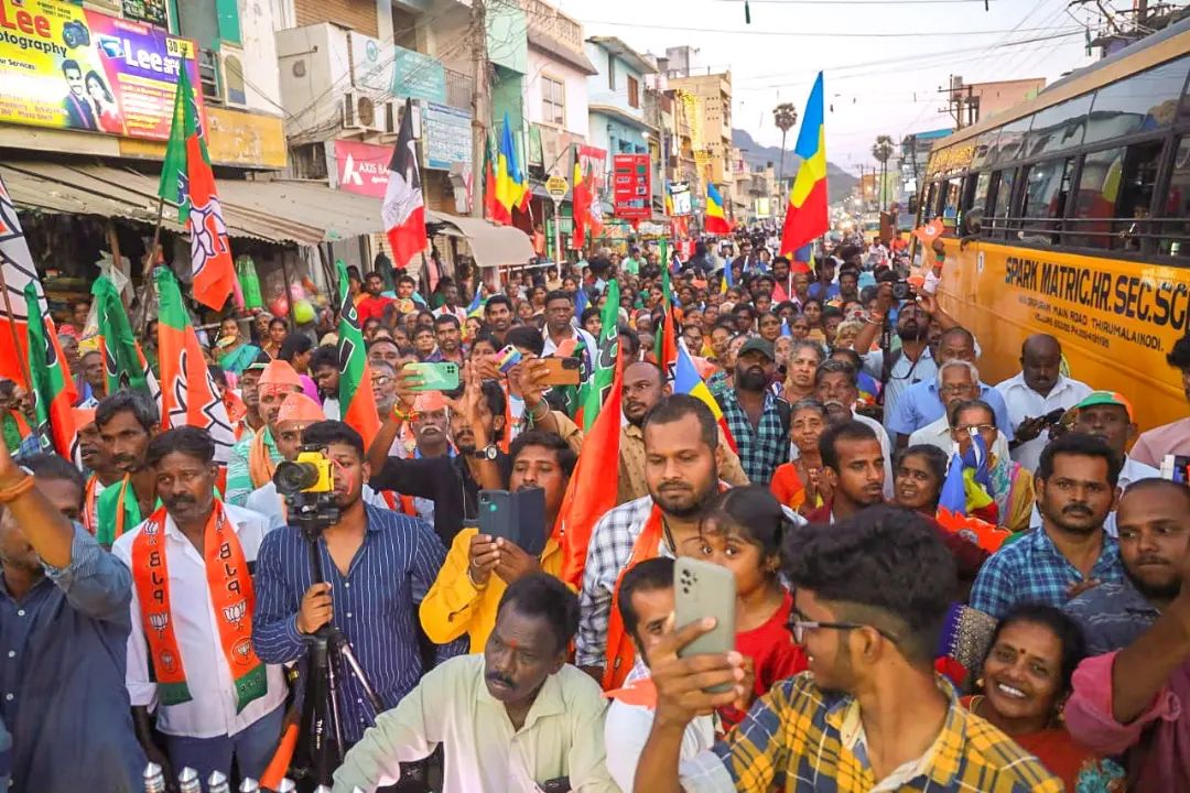 AcsArunkumar's tweet photo. திரு. A.C. சண்முகம் அவர்கள் வேலூர் சட்டமன்றத் தொகுதிக்குட்பட்ட விருபாட்சிபுரம் பகுதிகளில் பரப்புரை மேற்கொண்டு வாக்கு சேகரித்தார்.
ஆதரிப்பீர் A.C.சண்முகம்...
வாக்களிப்பீர் தாமரை சின்னத்திற்கு...
#Vote4ACS #Vellore #ACS #புதியநீதிக்கட்சி #BJP #AMMK #PMK #Vote4BJP #acshanmugam https://t.co/aMYqXQdmBh
