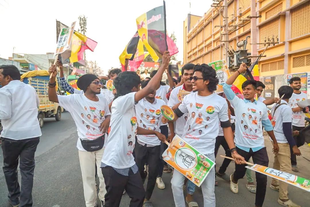AcsArunkumar's tweet photo. திரு. A.C. சண்முகம் அவர்கள் வேலூர் சட்டமன்றத் தொகுதிக்குட்பட்ட விருபாட்சிபுரம் பகுதிகளில் பரப்புரை மேற்கொண்டு வாக்கு சேகரித்தார்.
ஆதரிப்பீர் A.C.சண்முகம்...
வாக்களிப்பீர் தாமரை சின்னத்திற்கு...
#Vote4ACS #Vellore #ACS #புதியநீதிக்கட்சி #BJP #AMMK #PMK #Vote4BJP #acshanmugam https://t.co/aMYqXQdmBh