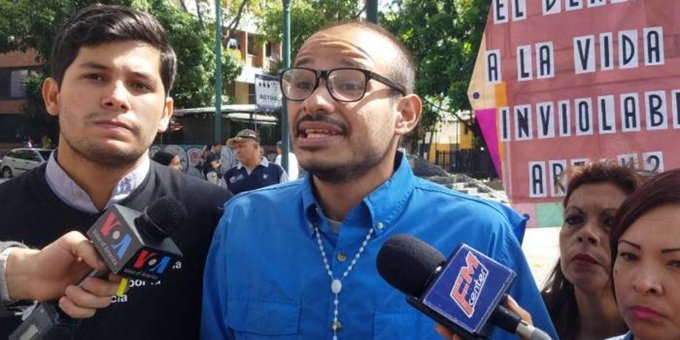 #ÚltimaHora || Periodista Carlos Julio Rojas fue detenido por hombre vestidos de negro en La Candelaria, Caracas dossiervenezuela.com/destacado/peri…