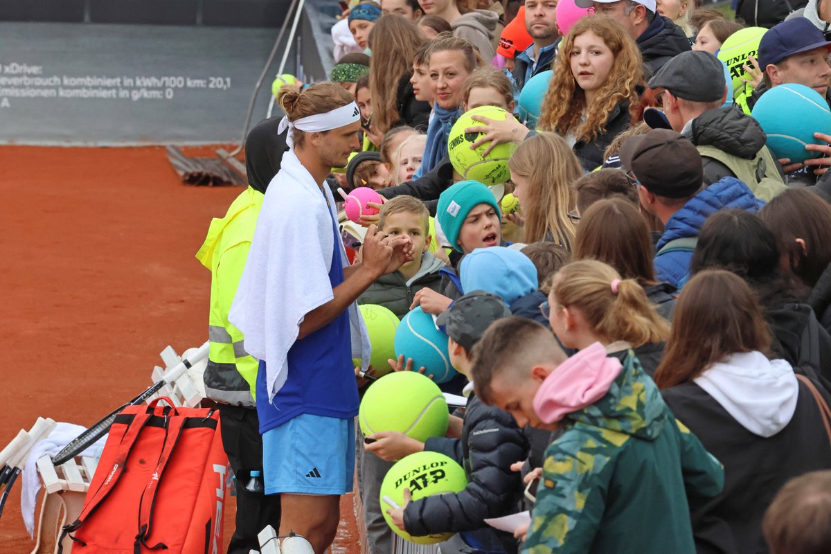 🎾Sascha in training 🇩🇪2-time champion Alexander Zverev practiced in Munich for #BMWOpen as the No. 5-ranked German will face the winner between 🇦🇹Jurij Rodionov and 🇦🇺Aleksandar Vukic on home court for his opening match @zverev_team @GoldenerTennis @saschashoulders