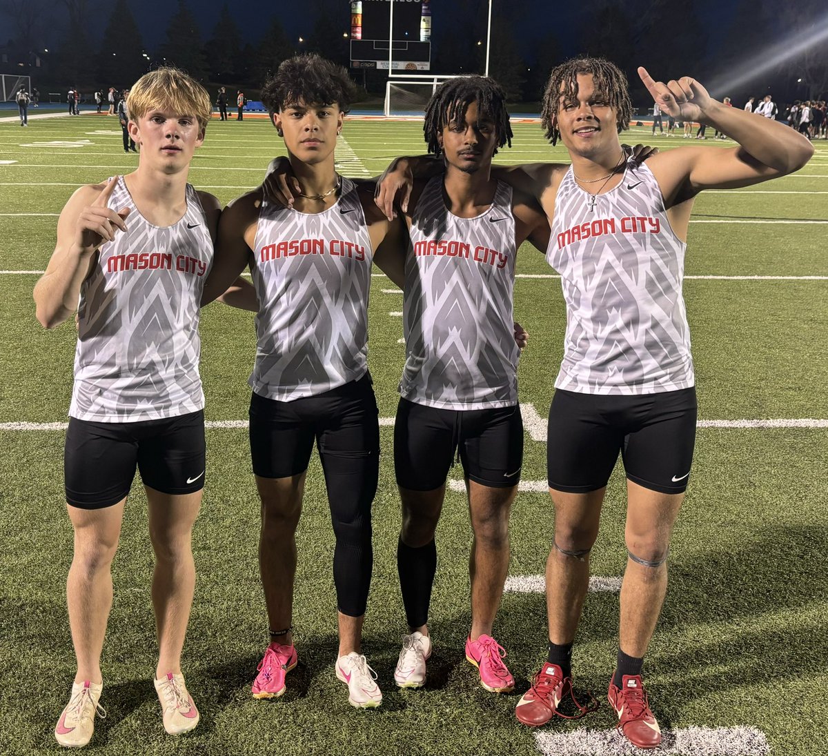 🚨🔥School record alert! Tonight at Waterloo the 4x1 team of Victor Swai, Darian Davis, Justyn Rivera, &amp; Drew Hobart broke the 59 year old school record from 1965 &amp; ran 42.94. The previous record was 43.1—Skip Gooch, Dick Edwards, Mike Carden, &amp; Dick Keller. 💨 👟 🔥 

Wings up!