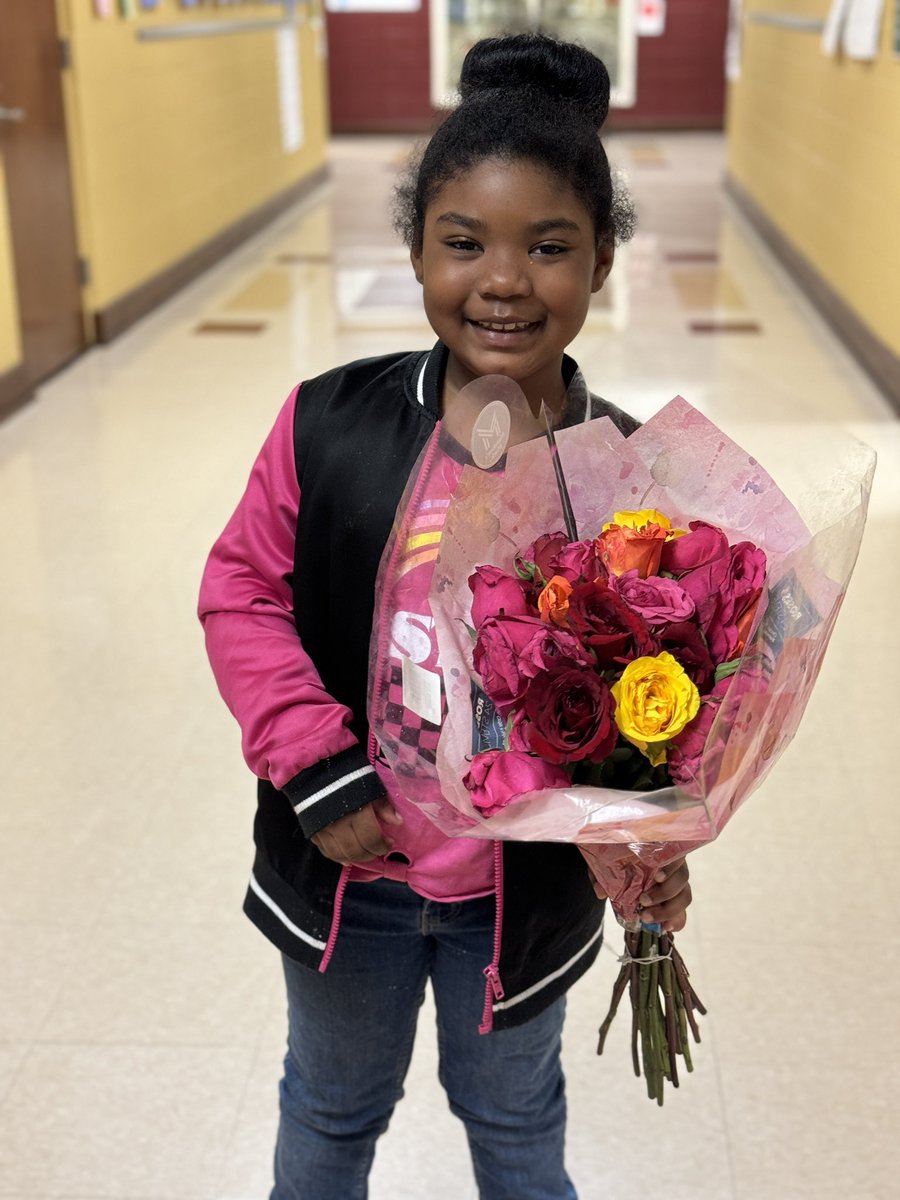 BrightonJEFCOED's tweet photo. Brighton celebrated our school volunteer, Ms. Mary, today to kick off National School Volunteer Week! We were so excited to see her as she stopped by and visited us today! We appreciate you! You are the Bright in Brighton! ❤️🐻#schoolvolunteerweek #NationalVolunteerMonth @JEFCOED https://t.co/Pqncl5SBV5