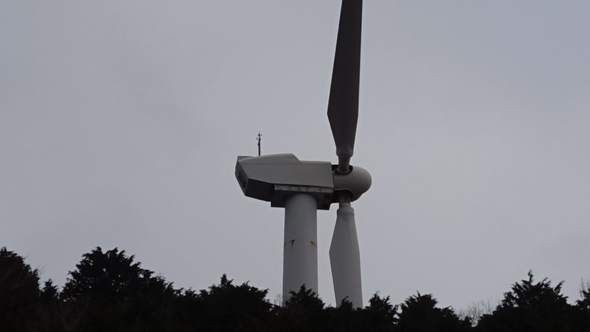 【♯177】老朽化により停止した東伊豆町風力発電所です。MWT-600という、三菱の風車が導入されています。まだ解体されず、風車自体は生き残っております。
伊豆アニマルキングダムから眺めるのがオススメです！ここが再接近できるポイントです。

#風車探訪