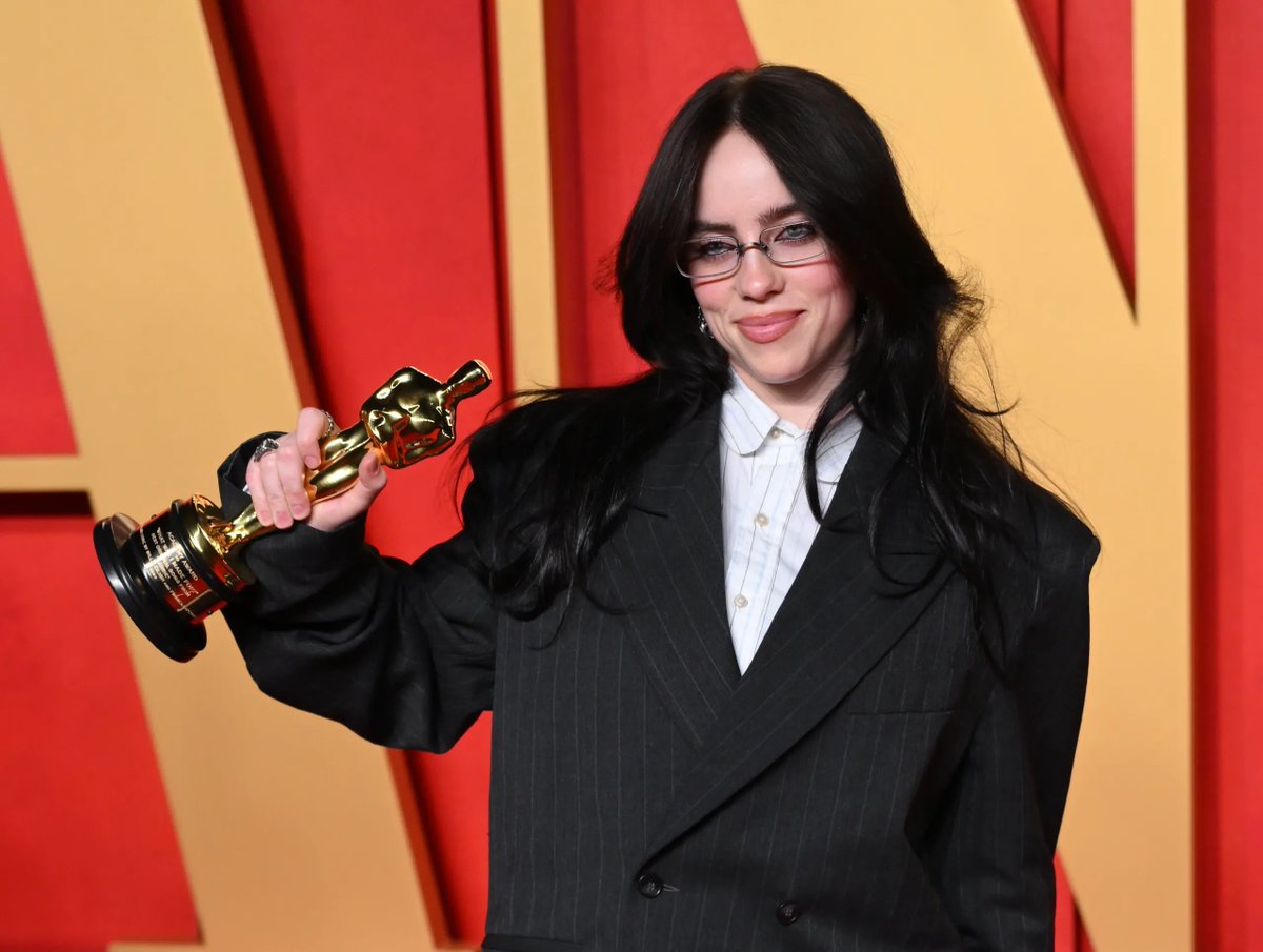 BillieSpotify_'s tweet photo. Most streamed female artists on Spotify without any feature:

#1. Billie Eilish - 33B
#2. Olivia Rodrigo - 16.6B
#3. Melanie Martinez - 8.2B https://t.co/WC5wpMdPQU