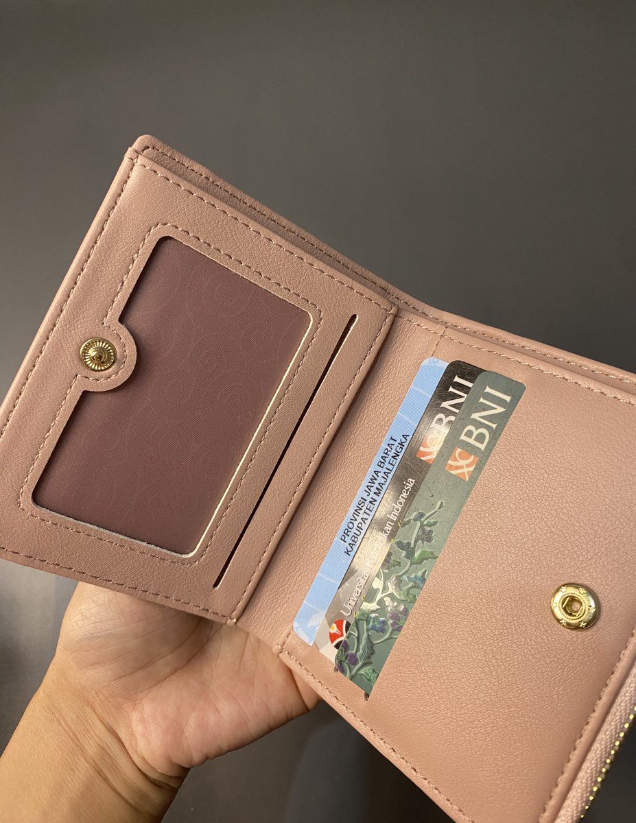 itsbytsy's tweet photo. Dompet Mini Cantik🌷🌸
Aaaa sebagai pecinta pink suka banget sama dompetnya, simple dan cantik banget, udah ada slot kartu, tempat nyimpen koin sama nyimpen uang kertas, mungil bisa masuk ke tas kecil 🫶🏻

📌 https://t.co/bPjIgvCjRY

📌 https://t.co/Foro5Nlve5 (SV potongan 15rb) https://t.co/AUMdQn9nCW