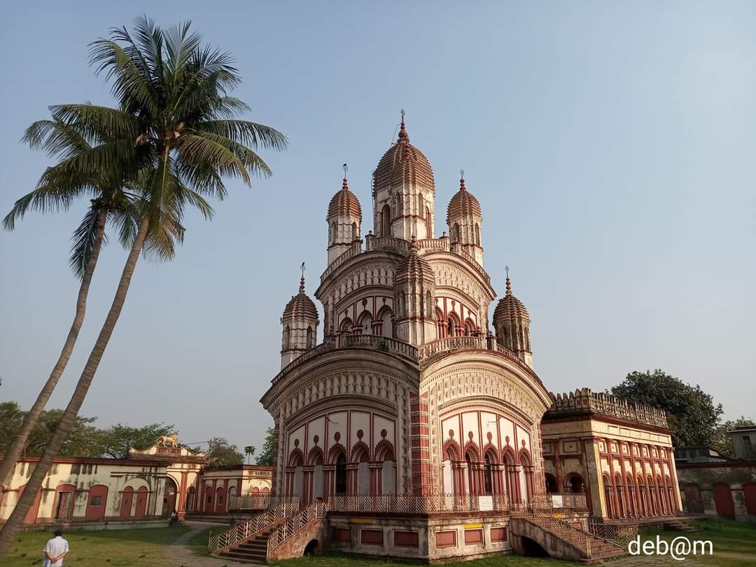 The Sibling of Dakshineshwar:
Rani Rashmoni's youngest daughter, Jagadamba, founded this Nabaratna temple, imitating Dakshineshwar, at Chanak, current Barrackpore. Her husband's wish was to visit Annapurna at Kashi. 1/4