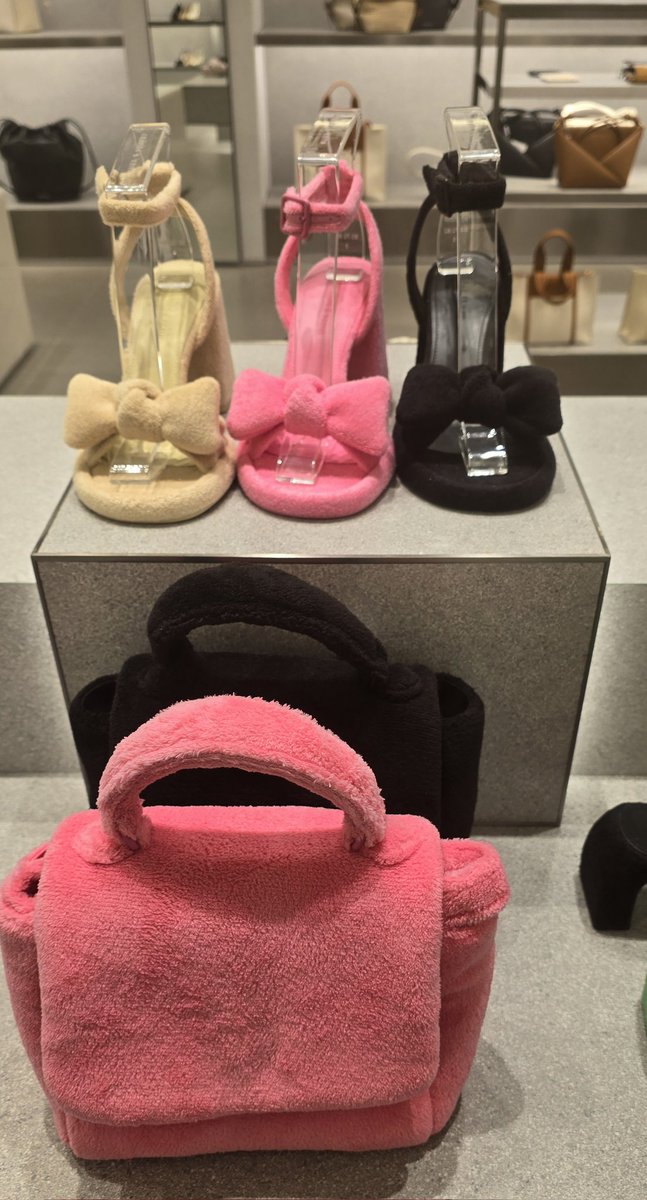 Llegó a Hong Kong la moda de 'La Familia Peluche'. Me probé los zapatos rosas y caminé con la bolsa, me sentí Federica. 😅