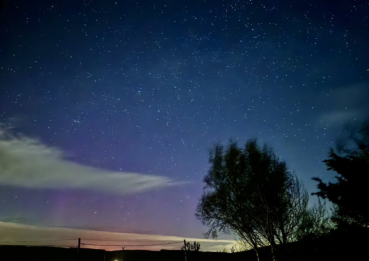 Nice to see you again Lady Aurora!😍🌌 Sky eventually cleared to pick up some purple, pink, pillars & faint green. Shame about low horizon cloud. Taken this morning overlooking Keady mountain, from the Sperrins⛰️@theauroraguy @bbcniweather @UTVNews @coolfm @Wicky_dubs_WX