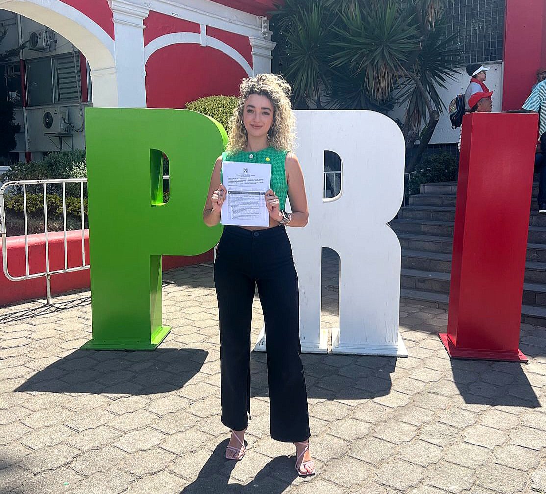 UR_Edomex's tweet photo. El trabajo y la constancia en #Ixtapaluca, hoy rinde frutos. Felicitaciones y el mejor de los éxitos a nuestra dirigente @FatimaNavarroL.
#SomosUR ⚫🟢🔴 https://t.co/QDNjnuIS3F