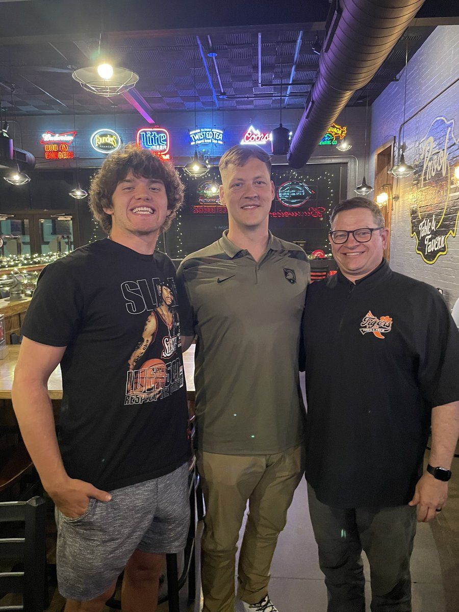 Great to sit down with @CoachBPowers @Chadewill3 and discuss ball and after football opportunities! @CoachJeffMonken @ArmyWP_Football @CoachNateWoody @CoachJuice17 @ArmyFB_Recruit @goblackknights @SSN_Army @lhstigercoach @LBurgFootball