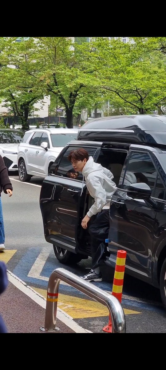 LCSLUV's tweet image. 240416 싱크로유 성재 출근

진짜 미모가 말이안됨..
하트도 완벽❤️
이따만나!ㅎㅎ
#비투비 #성재 #BTOB