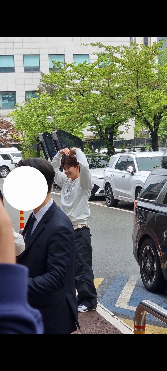 LCSLUV's tweet image. 240416 싱크로유 성재 출근

진짜 미모가 말이안됨..
하트도 완벽❤️
이따만나!ㅎㅎ
#비투비 #성재 #BTOB