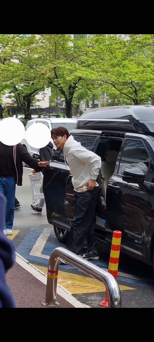 LCSLUV's tweet image. 240416 싱크로유 성재 출근

진짜 미모가 말이안됨..
하트도 완벽❤️
이따만나!ㅎㅎ
#비투비 #성재 #BTOB