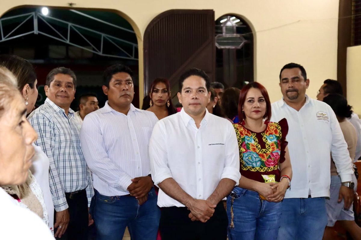 Esta tarde, junto a mi cabildo y amigos, asisto con alegría a la rendida de culto a la capilla del Divino Pastor. Fue un gusto saludar a las y los vecinos de la col. 25 de Enero y claro compartir las sabrosas medias tortas con su respectiva agua de jamaica y la tradicional regada