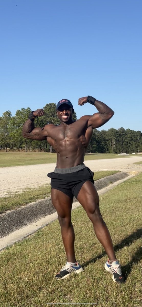 gainszz's tweet photo. The World is your Canvas and YOU  are the  instrument, don’t be afraid to leave your mark!! 

#gym #art #artist #motivation #aesthetic #weightloss #weightlosstransformation #personaltrainer #muscle #posing #pratice #mealprep #diet #cleaneating  #letsgrow https://t.co/cv3qKHswA4
