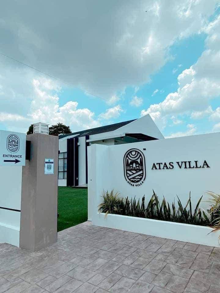 lokalisstay's tweet photo. Serius cantik. Swimming pool, 6 bilik tidor dan ada 19katil. PS4 pun ada. Sempurna dah staycation korang kalau check in sini. 😍

📍Atas Villa, Melaka https://t.co/24SXDQzb1R