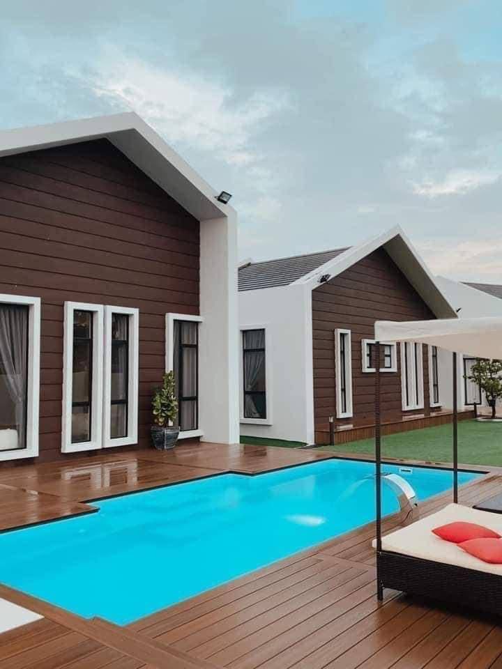 lokalisstay's tweet photo. Serius cantik. Swimming pool, 6 bilik tidor dan ada 19katil. PS4 pun ada. Sempurna dah staycation korang kalau check in sini. 😍

📍Atas Villa, Melaka https://t.co/24SXDQzb1R