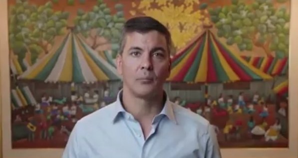 En el día del arte nuestro presidente eligió un fondo q parece o carpa de circo, o de gitanos cual será el mensaje?