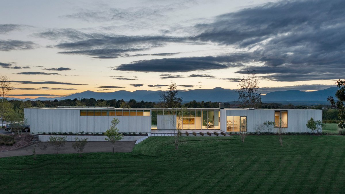 HGX Design has created a linear, glass-fronted home in the Hudson Valley informed by the 'individual notes of a music composition': dezeen.com/2024/04/14/hgx…
