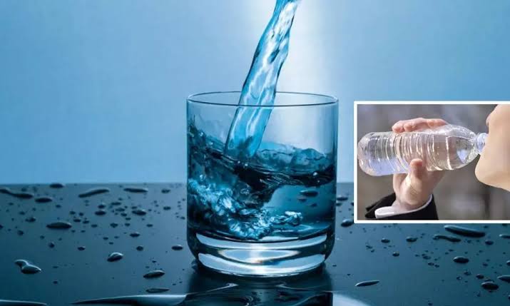 Aadhyatmikkanya's tweet photo. R.O.पानी का सच:-

Reverse Osmosis water Pt-2"
क्या हम स्वाद के चक्कर में खुद की बर्बादी की ओर जा रहे हैं.?? क्या हम जानवर से भी मूर्ख है...????? 

अगर आपके शहर का पानी खराब है, तो जानवर भी तो वही पी रहे, उन्हें दिक्कत क्यों नही है.....???? 

हमसे कहा जाता है कि 200 टीडीएस से कम का पानी मत पीजिये........
लेकिन कुछ डेंटिस्ट भी इसमें शामिल हैं, बिना जाने समझे अपने पेशेंट को बोल देते हैं कि RO का पानी पीजिये। आपके बच्चों के दांत ख़राब हो रहे हैं फ्लोराइड बढ़ा है....... 

वास्तव में उन डाक्टरों को पता ही नहीं होता कि आखिर RO करता क्या है और हम उनके चक्कर में पड़कर या अपना स्टेटस समझकर RO लगा लेते हैं.... 
विदेशों में पानी की किल्लत है लेकिन अब उनकी तकनीक ने हमारे भी जल स्रोतों को दूषित कर दिया है.....
हम जो वर्षा का पानी इकठ्ठा करके पूरा साल पीते थे अपनी चावड़ी या कुएँ के जलस्तर सामान्य करने के लिए गाँवों में गहरे तालाब के पानी को सुरक्षित रखते थे हमने भंडारण तो बंद कर दिया, उसकी जगह पृथ्वी से जल का दोहन शुरू कर दिया........
उससे Water level भी नीचे चला जा रहा है..... 

R.O. का लगातार सेवन बन सकता है अनेकों बीमारियों का कारण........

चिलचिलाती गर्मी में कुछ मिले ना मिले पर शरीर को पानी जरूर मिलना चाहिए और अगर पानी RO का हो तो क्या बात है.....
परंतु क्या हम RO को शुद्ध पानी मान सकते हैं, जवाब है बिल्कुल नहीं और यह जवाब विश्व स्वास्थ्य संगठन (WHO) से मिल चुका है।

WHO ने बताया कि इसके लगातार सेवन से हृदय संबंधी विकार, थकान, कमजोरी, मांसपेशियों में ऐंठन, सिरदर्द आदि दुष्प्रभाव पाए गए हैं.....
कई शोधों से पता चला है कि RO के पानी की वजह से कैल्शियम,  मैग्नीशियम पानी से पूरी तरह नष्ट हो जाते हैं जो कि शारीरिक विकास के लिए अत्यंत आवश्यक है......

RO का पानी क्वालिटी मेंटेन नहीं करता है बल्कि जल के भीतर मौजूद मिनिरल को कम कर देता है,
घरों में जो भी सर्विस इंजिनियर आते हैं, उनसे पूंछिये कि कितने TDS का जल पीना चाहिए तो बोलेंगे 50 TDS का.... 

वैज्ञानिकों के अनुसार मानव शरीर 500 TDS तक सहन करने की क्षमता रखता है परंतु RO में 18 से 25 TDS तक पानी की शुद्धता होती है जो कि बहुत ही हानिकारक है..   

विकल्प में थोड़ी मात्रा में क्लोरीन को रखा जा सकता है, जिसमें लागत भी कम एवं आवश्यक तत्व भी सुरक्षित रहते हैं, और मानव शारीरिक विकास अवरूद्ध नहीं होता.... 

एशिया और यूरोप के कई देश RO पर प्रतिबंध लगा चुके हैं पर भारत में RO की मांग लगातार बढ़ती जा रही है और कई विदेशी कंपनियों ने यहां अपना बड़ा बाजार बना लिया.....
लेकिन एक बार RO का पानी पीने की आदत हो जाए तो कोई और पानी अच्छा नहीं लगता है......
तो कैसे इस आदत से छुटकारा पाया जाए....
अपने सुझाव और विचार जरूर शेयर करें.... 🙏🙏
