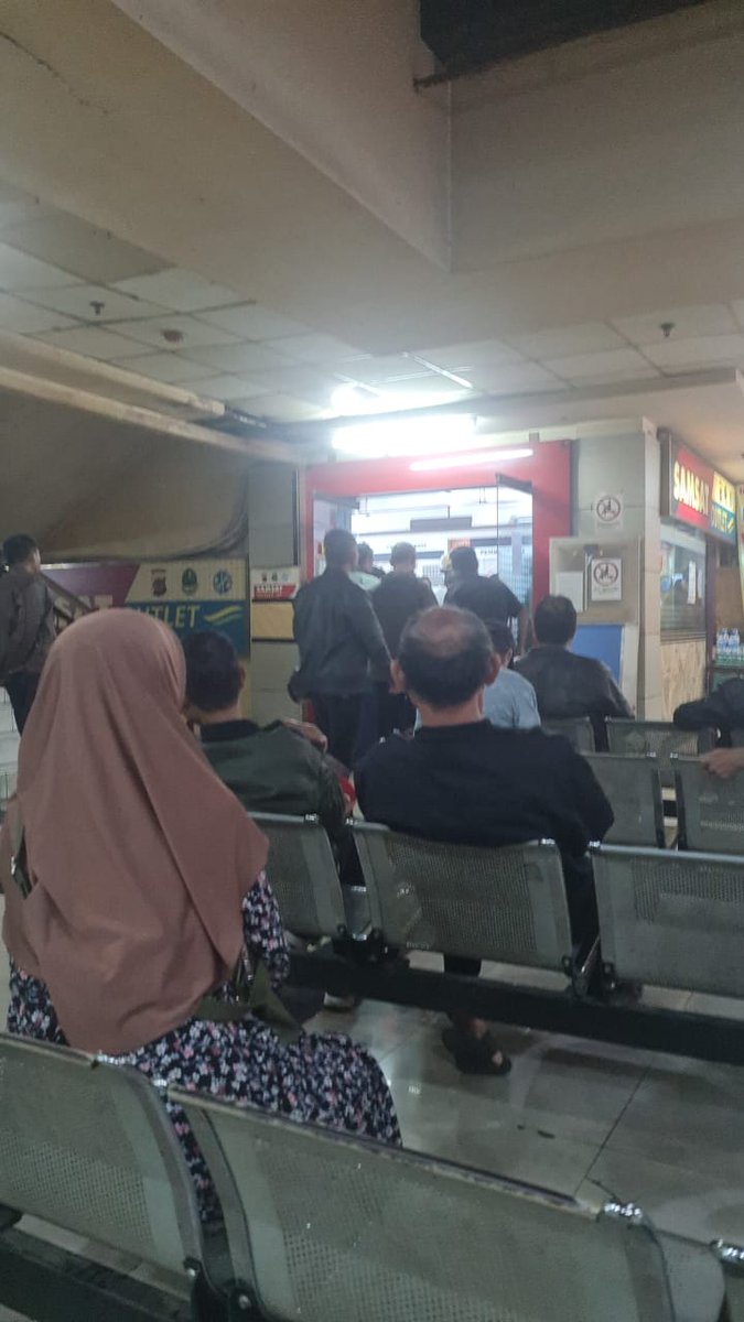 strophonic's tweet photo. Niat Bayar Pajak di Samsat ITC Bandung..Alhamdulillah sangat dipersulit padahal KTP istri ada..kalau tidak datang dengan nama yang bersangkutan maka harus membawa Kartu Keluarga..Saya mau bayar kewajiban pajak motor kok malah dipersulit @DivHumas_Polri @PolriRbx  mohon arahannya. https://t.co/mpJnbnOBFR
