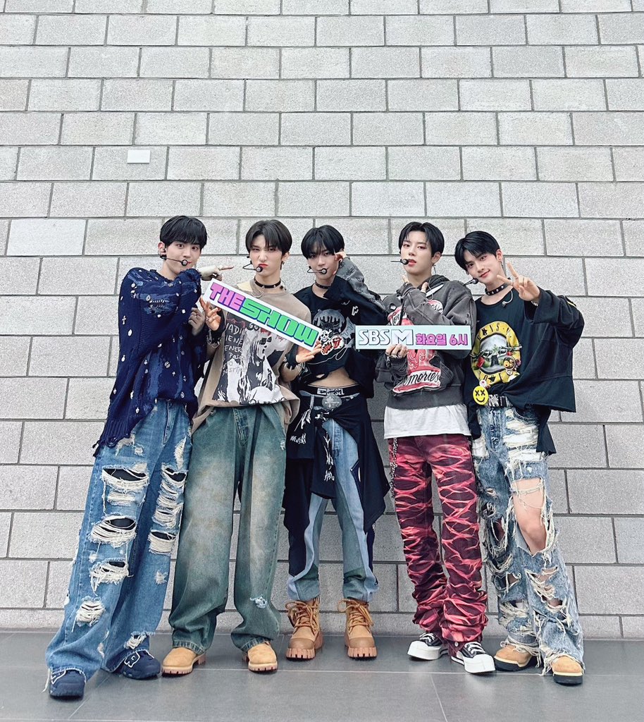 theshow_offcl's tweet photo. #NOWADAYS 이럼 곤란하죠
우리 이러지 않기로 했잖아요!!
즈기요‼️
짱머찌면 •••
💓
#더쇼 진짜 어떡하라고, 어뜨카라고, 우뜨카라고, 오픈카라고, 엉뜨켜라고, 오또카라고, 어뚜카라고, 어떡콰라고, 억떡하라고, 어떻하라고🥹🥹

p.s ✨나우즈 You look so cool〰️✨
#OoWee @CUBE_NOWADAYS https://t.co/YQkfPFmZV5