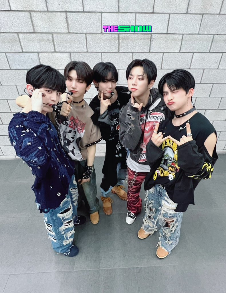 theshow_offcl's tweet photo. #NOWADAYS 이럼 곤란하죠
우리 이러지 않기로 했잖아요!!
즈기요‼️
짱머찌면 •••
💓
#더쇼 진짜 어떡하라고, 어뜨카라고, 우뜨카라고, 오픈카라고, 엉뜨켜라고, 오또카라고, 어뚜카라고, 어떡콰라고, 억떡하라고, 어떻하라고🥹🥹

p.s ✨나우즈 You look so cool〰️✨
#OoWee @CUBE_NOWADAYS https://t.co/YQkfPFmZV5