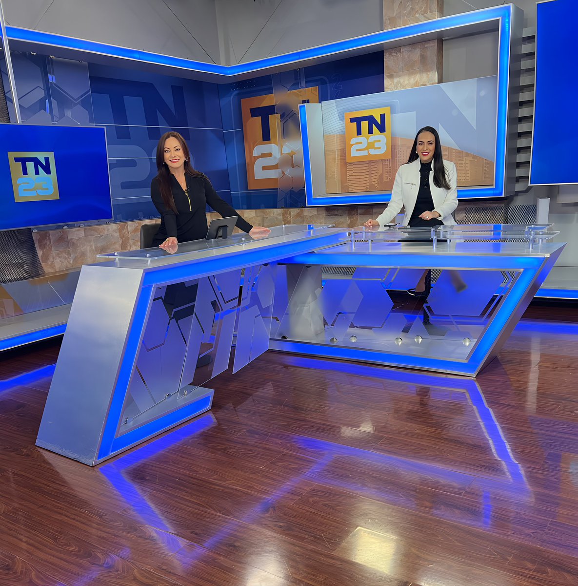 corinardon_tv's tweet photo. Junto a mi compañera y amiga @sandymonroy1 iniciamos la semana informándoles por @TN23NOTICIAS sobre el acontecer nacional e internacional. #Noticias #television https://t.co/Sz8TxH4h2m