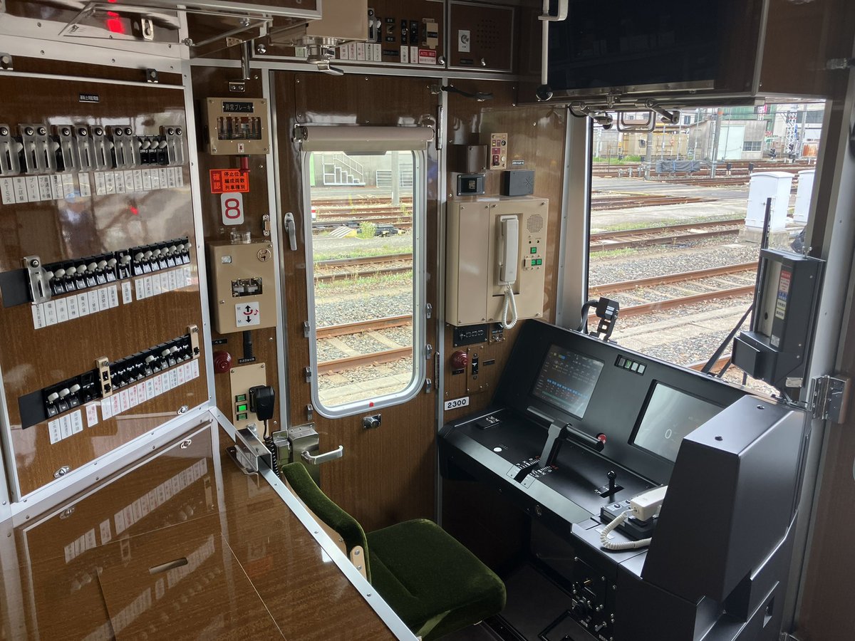 新型車両2300系の運転台。