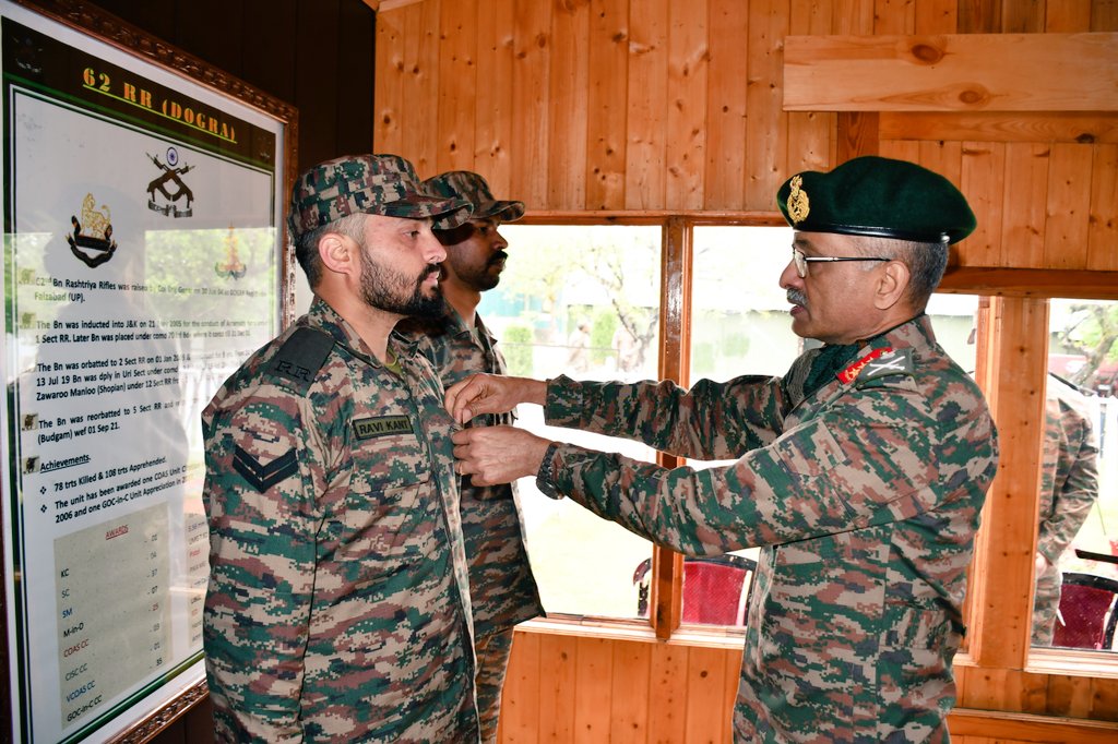 NorthernComd_IA's tweet photo. #LtGenMVSuchindraKumar, #ArmyCdrNC visited hinterland formations in #SouthKashmir to review operational preparedness & prevailing security situation.

The Army Commander complimented all ranks for their strict vigil & emphasised upon preparation for the emerging security challenges.

#NationFirst 
#DhruvaCommand 
@ChinarcorpsIA
@adgpi
@PRODefSrinagar
@SpokespersonMoD