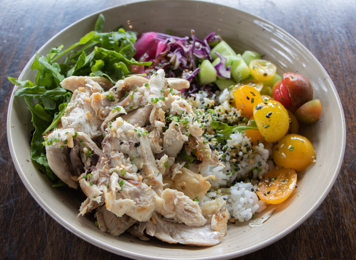 Not a bad chicken bowl. Slow-braised organic chicken stored in chicken fat then brought to heat. Served with sticky rice, wild argula, sweet tomato. @CalicoFishHouse