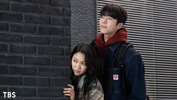 MiniOrchid1's tweet photo. Japanese Series #EyeForYou
It's like watching a Cat with a Golden Retriever.
A telephath, she can't be in relationship, until Motomiya Yuri meets a deliveryman turn intern, who is Korean. She can hear Yoon Tae Oh's thoughts, but doesn't understand him
Their height difference😆 https://t.co/o8h3a7IprZ